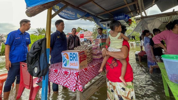 BRI Gerak Kilat Beri Bantuan bagi Korban Banjir Bandang di 2 Provinsi