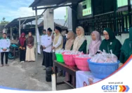 Senyum Manis Pengguna Jalan Iringi Aksi Berbagi Takjil Gratis Pengurus NW Kecamatan Suralaga Sambut Hadi NW ke-73